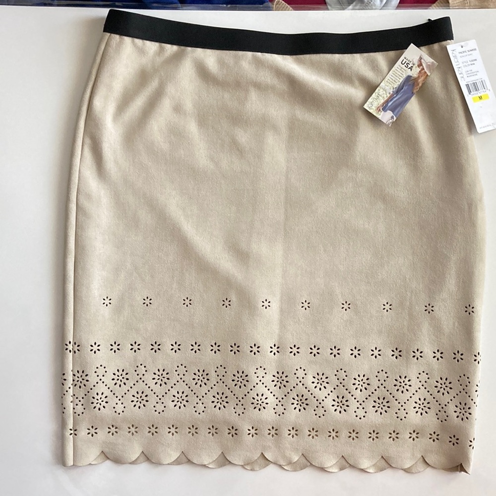 Karen Kane skirt Size M scollop cream with black lining and elastic black band.